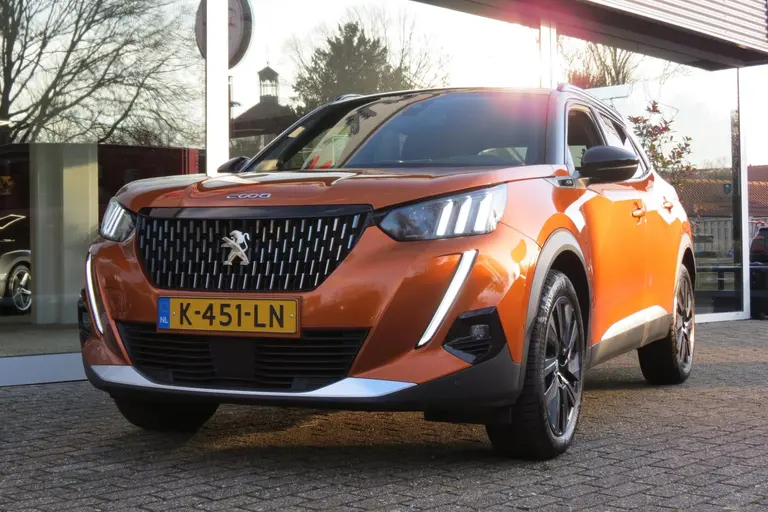 Peugeot 2008 1.2 PureTech 155 pk GT FOCAL-Sound l Pano-dak l Leder afbeelding 12