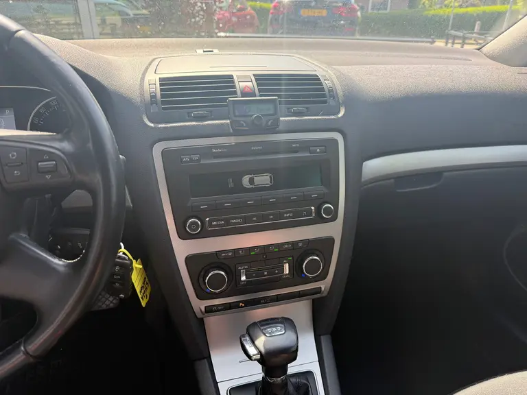 Skoda Octavia Combi 1.2 TSI Elegance Automaat l Xenon afbeelding 15