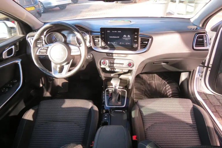 Kia Ceed Sportswagon 1.6 GDI PHEV DynamicPlusLine BlackLine l White Deleuxe Metallic afbeelding 6