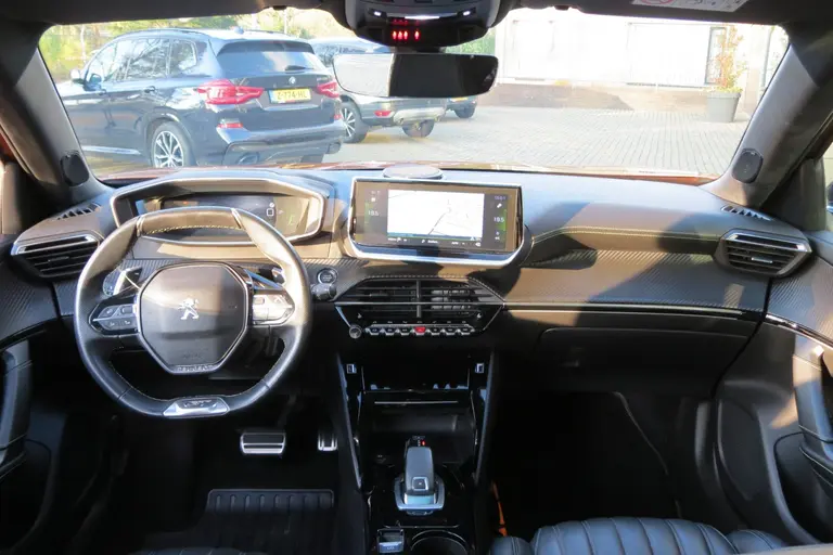 Peugeot 2008 1.2 PureTech 155 pk GT FOCAL-Sound l Pano-dak l Leder afbeelding 10
