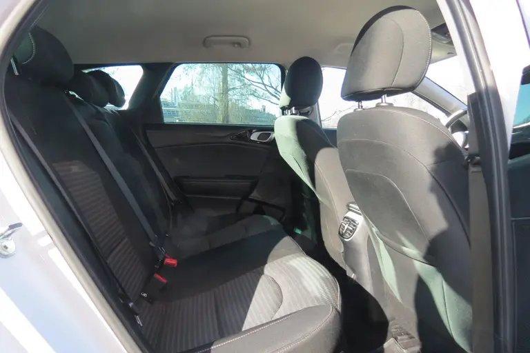 Kia Ceed Sportswagon 1.6 GDI PHEV DynamicPlusLine BlackLine l White Deleuxe Metallic afbeelding 14