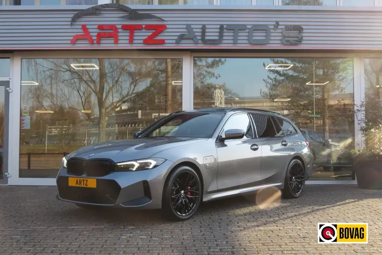 BMW 3 Serie Touring 330e LCI M-SPORT PRO afbeelding 1