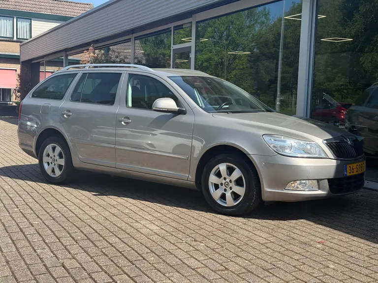 Skoda Octavia Combi 1.2 TSI Elegance Automaat l Xenon afbeelding 6
