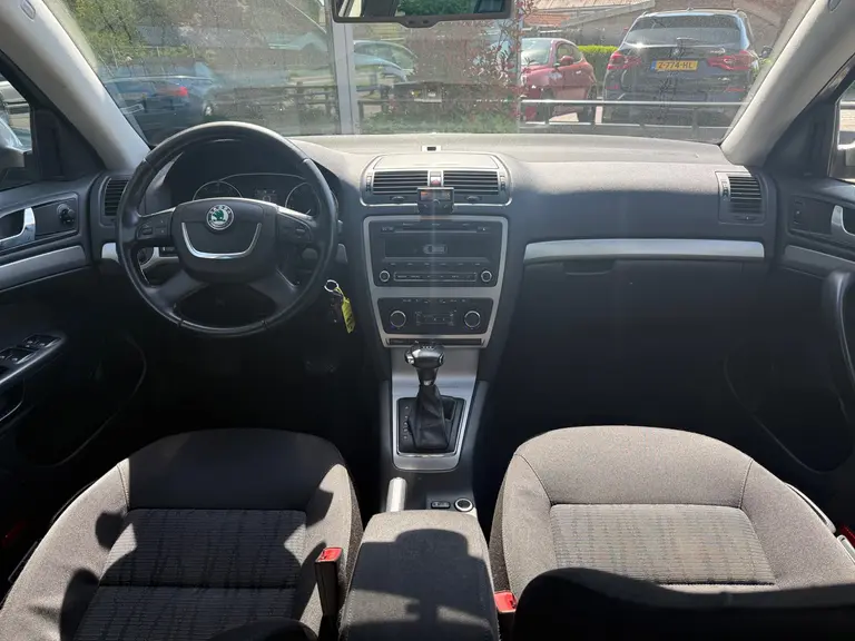 Skoda Octavia Combi 1.2 TSI Elegance Automaat l Xenon afbeelding 10