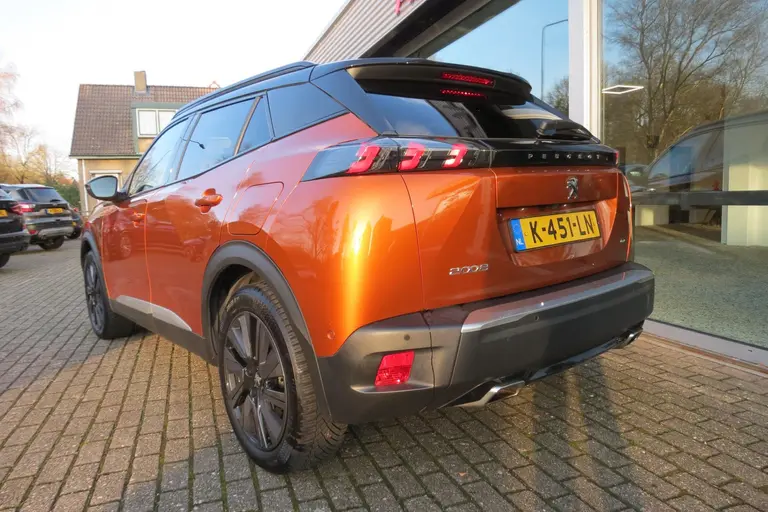 Peugeot 2008 1.2 PureTech 155 pk GT FOCAL-Sound l Pano-dak l Leder afbeelding 4