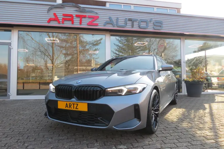 BMW 3 Serie Touring 330e LCI M-SPORT PRO afbeelding 2