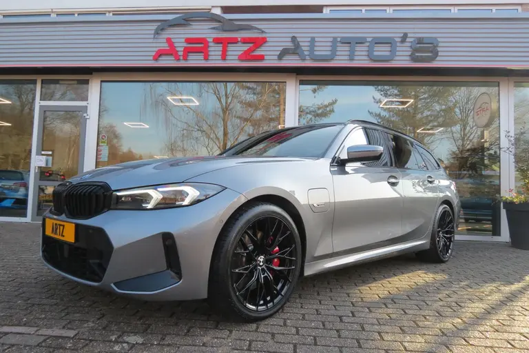 BMW 3 Serie Touring 330e LCI M-SPORT PRO afbeelding 3