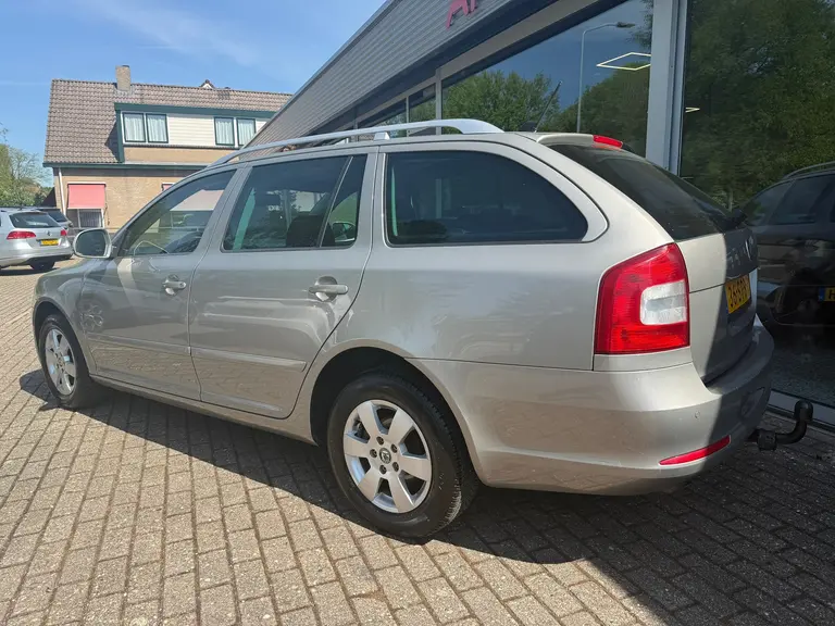 Skoda Octavia Combi 1.2 TSI Elegance Automaat l Xenon afbeelding 2