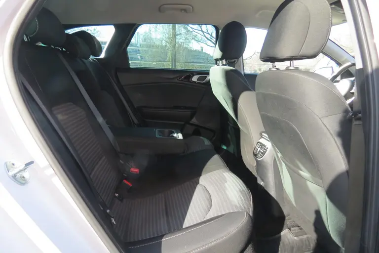 Kia Ceed Sportswagon 1.6 GDI PHEV DynamicPlusLine BlackLine l White Deleuxe Metallic afbeelding 15