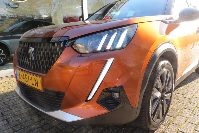 Peugeot 2008 1.2 PureTech 155 pk GT FOCAL-Sound l Pano-dak l Leder afbeelding 24
