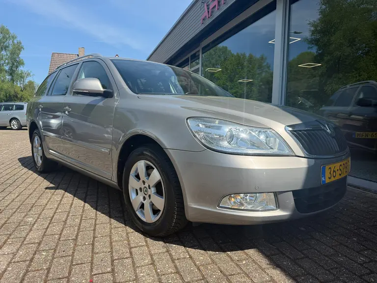 Skoda Octavia Combi 1.2 TSI Elegance Automaat l Xenon afbeelding 5