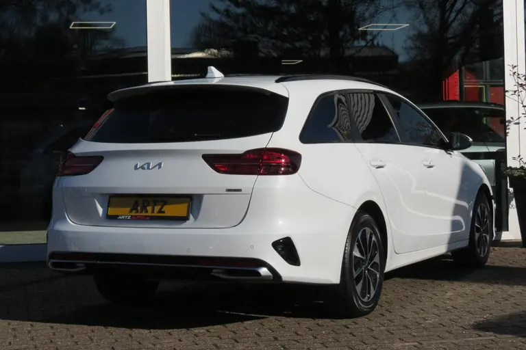 Kia Ceed Sportswagon 1.6 GDI PHEV DynamicPlusLine BlackLine l White Deleuxe Metallic afbeelding 12
