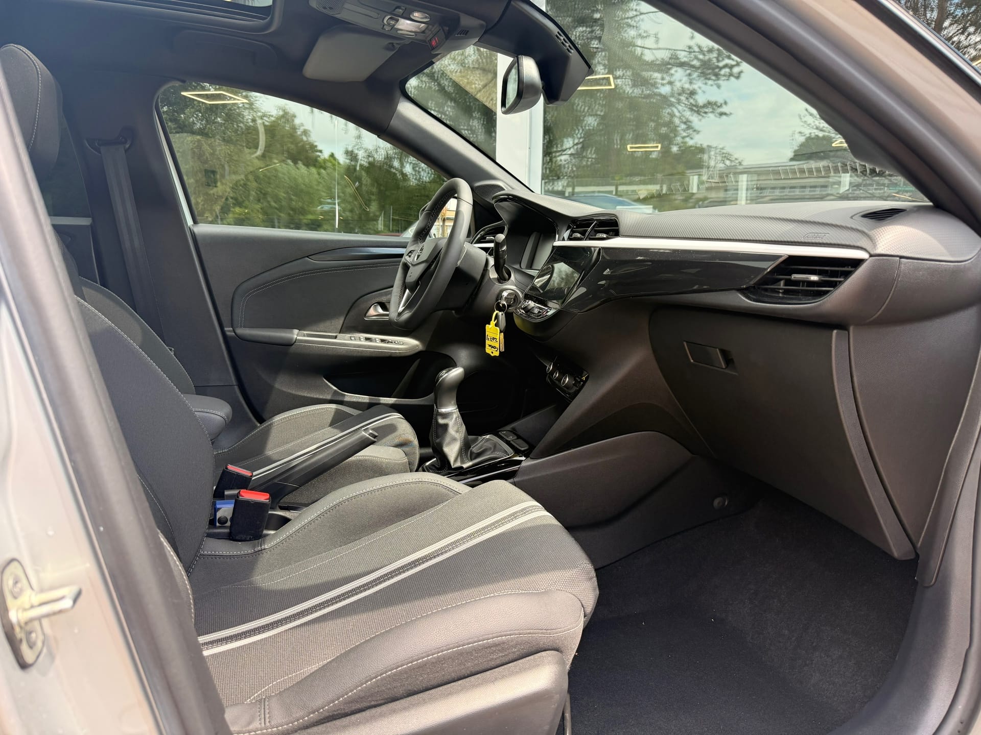 Opel Corsa 1.2 GS l Panoramadak l LED l Carplay l Winter pack l Blind-spot afbeelding 4